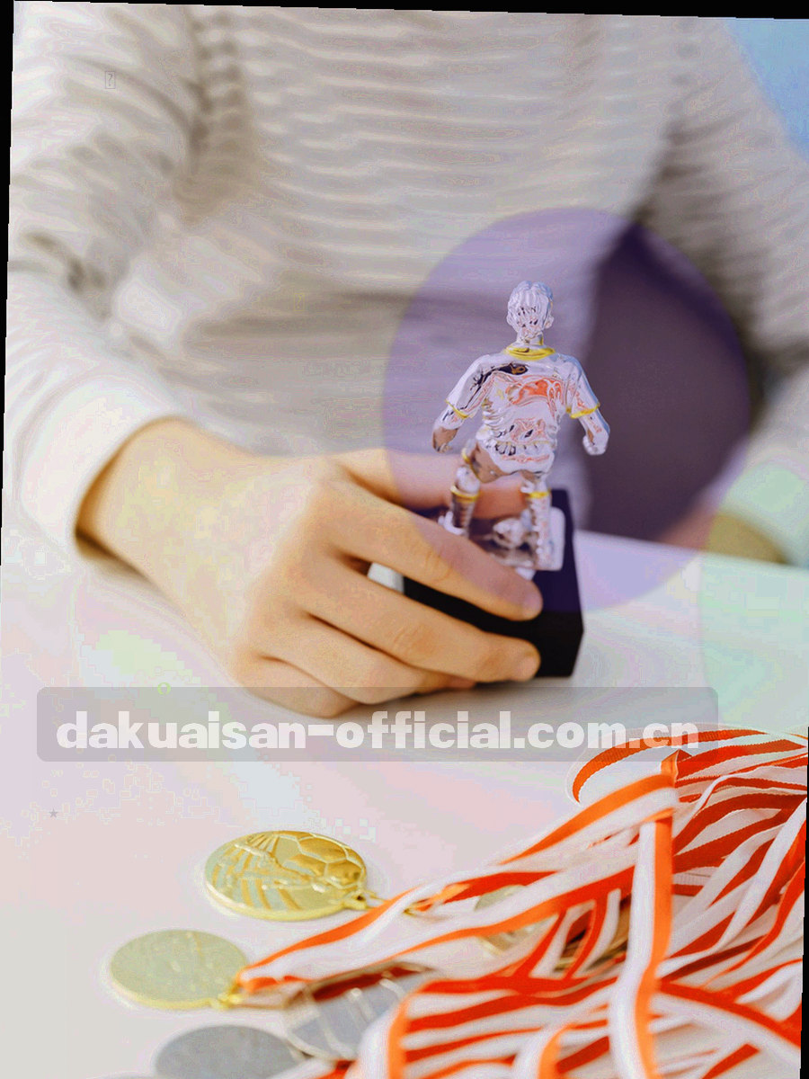 夜色中楼宇窗口形成的竖向灯光线条照片，画面偏暗，衬托等宽编号水印